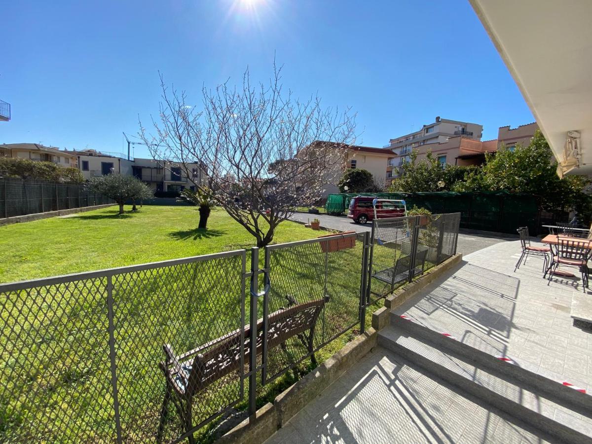 Aparthotel I Fiori Di Pietra Pietra Ligure Exterior foto